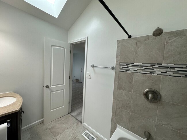 Building Photo - 61 Riverchase Dr