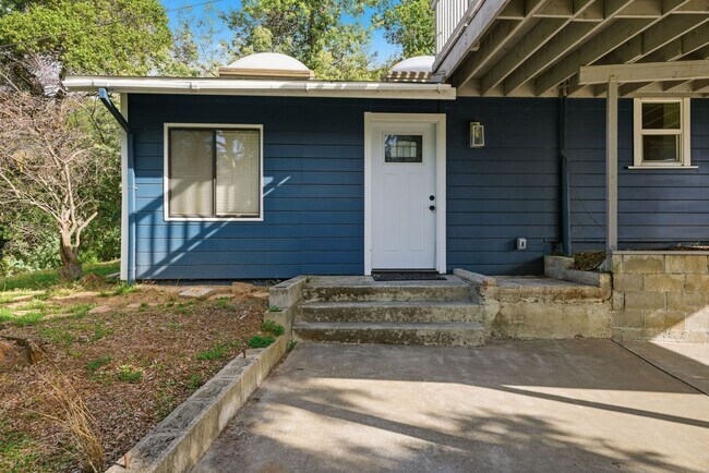 Building Photo - 3 Bed/2.5 Bath Multilevel Home with Amazin...