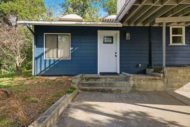 Building Photo - 4 Bed/2.5 Bath Multilevel Home with Amazing Views!