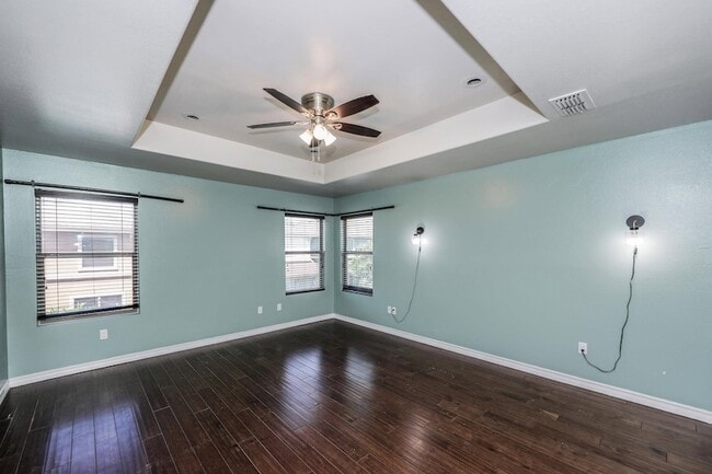 Building Photo - 9813 Sandhill Dr