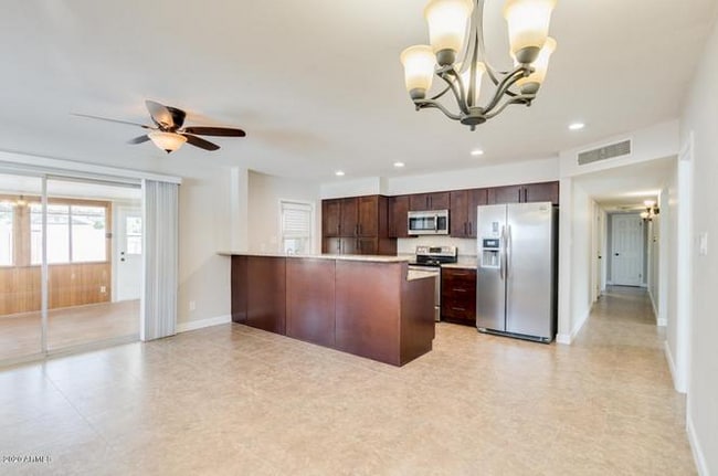 Building Photo - 110 W Del Rio Dr