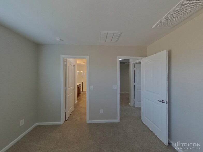 Building Photo - 10336 W Devonshire Ave