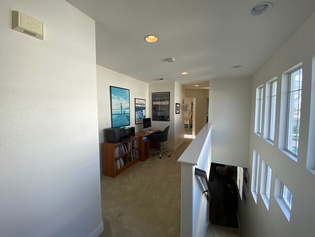 Building Photo - Beautiful 4 Bd/2.5bth within the Poinsettia Cove Community!