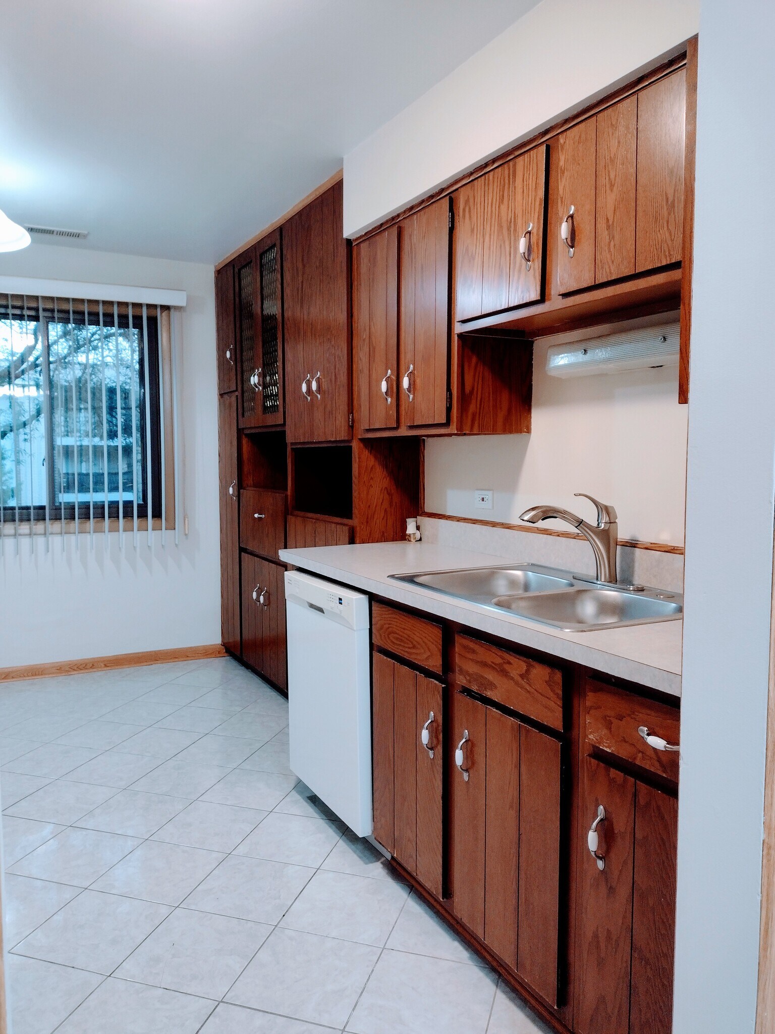 Building Photo - 10332 Parkside Ave