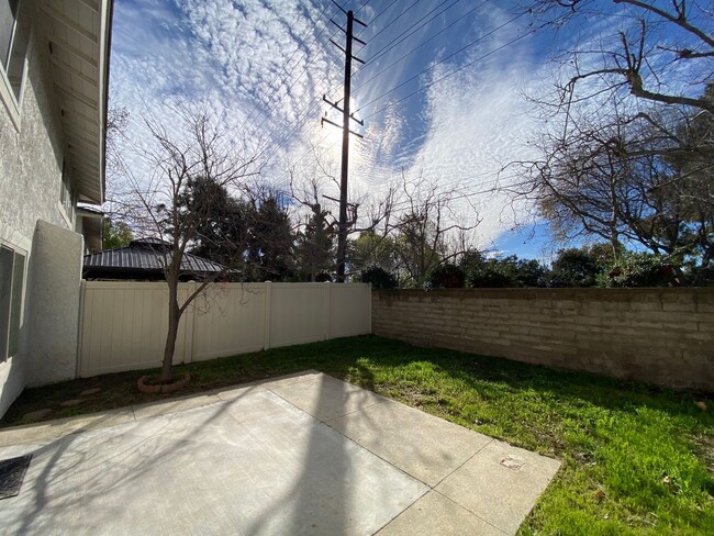 Building Photo - Spacious Condo Thousand Oaks