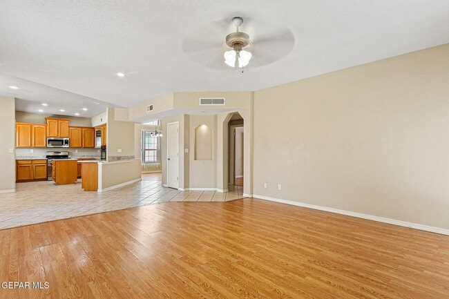 Building Photo - 951 Via Descanso Dr