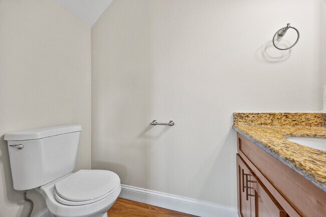 Building Photo - **APPLICATION ALREADY RECEIVED. NO SHOWINGS AT THIS TIME** 4 bedrooms, 2.5 bathrooms with attache...