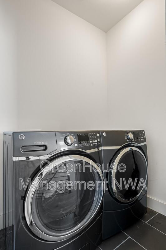 Building Photo - 636 SW B St