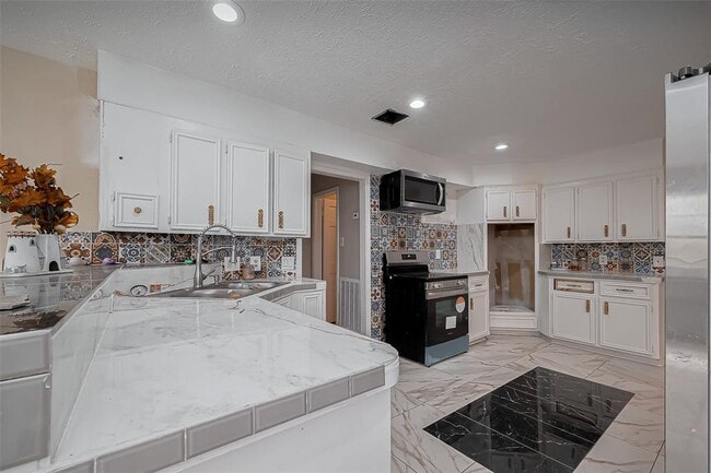 Building Photo - 811 Loire Ln
