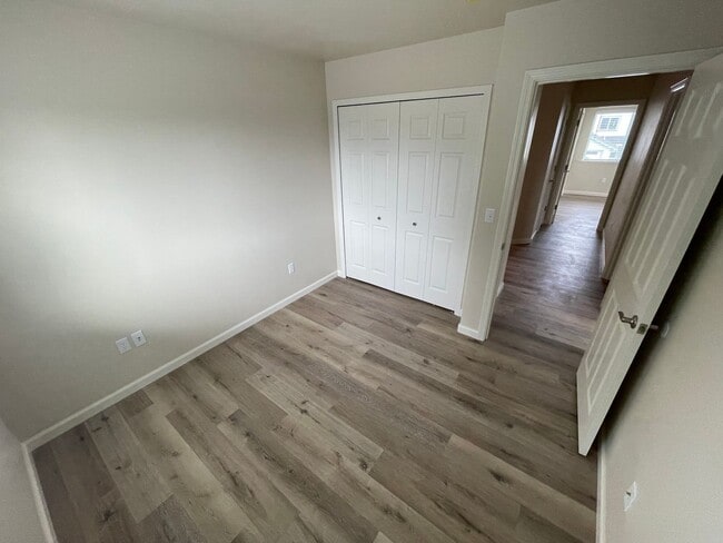 Building Photo - 1122 Chelsea Wy