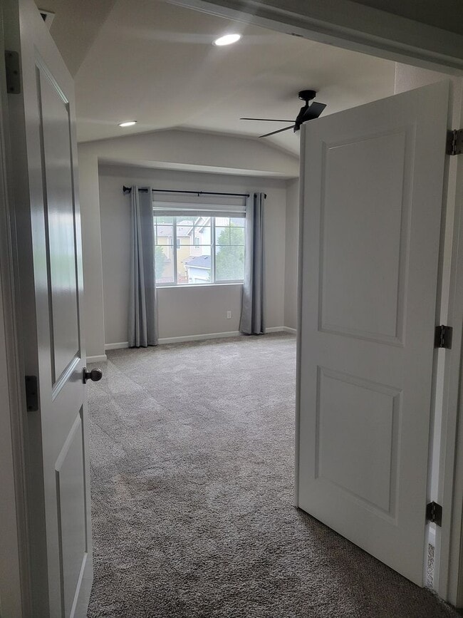 Building Photo - Great 3 bedr. with large loft in perfect l...