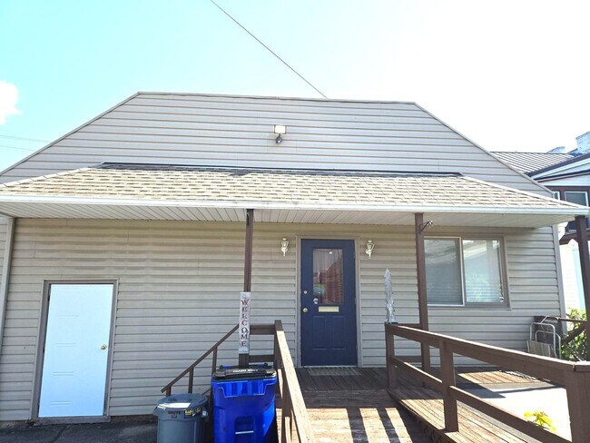 Building Photo - 203 Lincoln Way E