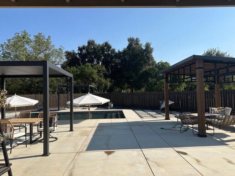 Building Photo - 1833 Dry Creek Ct