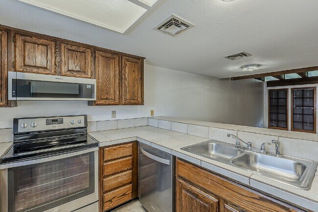 Building Photo - 1028 S Ash Ave