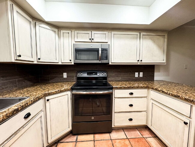 Building Photo - "2-Bed, 2-Bath Condo in Laguna Place!"