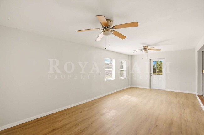 Building Photo - 2/1 Retreat in North Fort Myers: Apartment Life Called. We Didn't Answer.