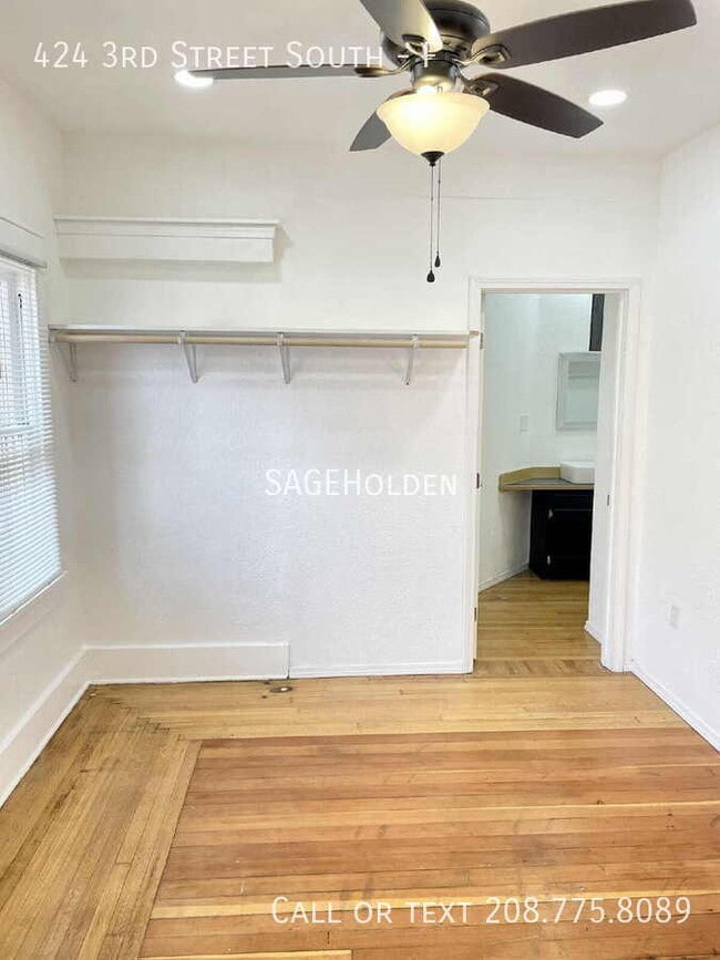 Building Photo - 424 3rd St S