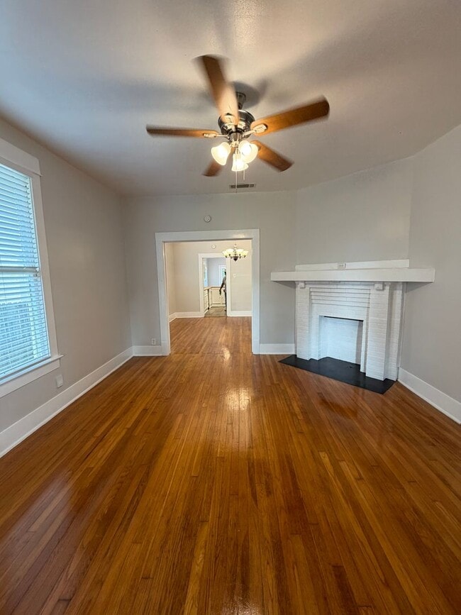 Building Photo - Stylish 2/2 Bungalow with Modern Kitchen & Spacious Backyard
