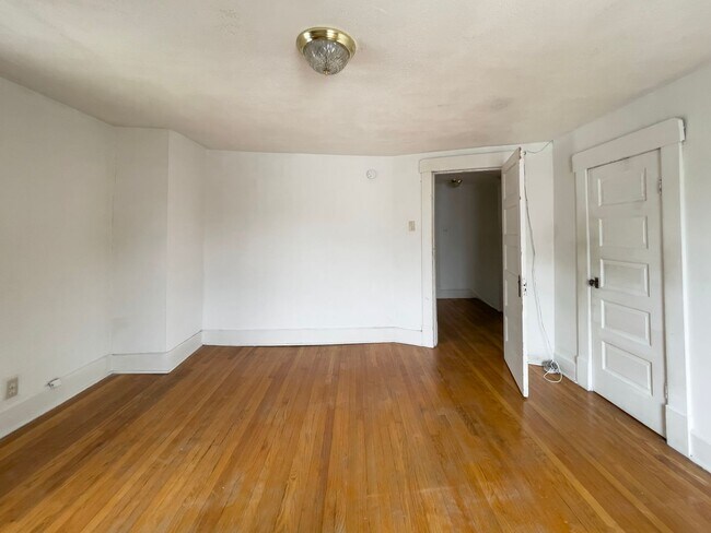 Building Photo - Space, Comfort & Location—Minutes from Ball State