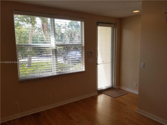 Building Photo - LARGE 3-bed, 3-bath townhome with 2-car ga...