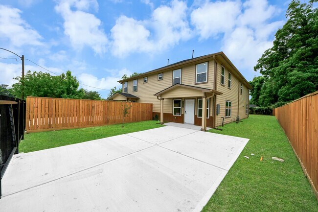 Building Photo - 2430 Dolly Wright St