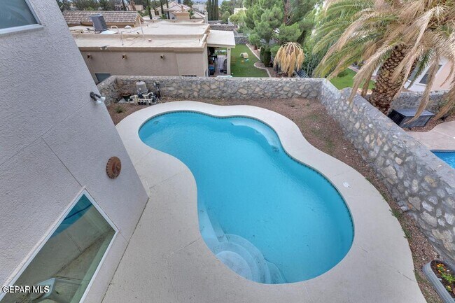 Building Photo - 1121 Regal Ridge Dr