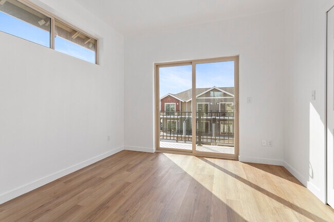 Building Photo - 2028 Salam Lp