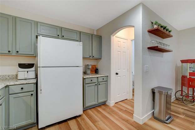 Building Photo - 9291 Hollander Ave
