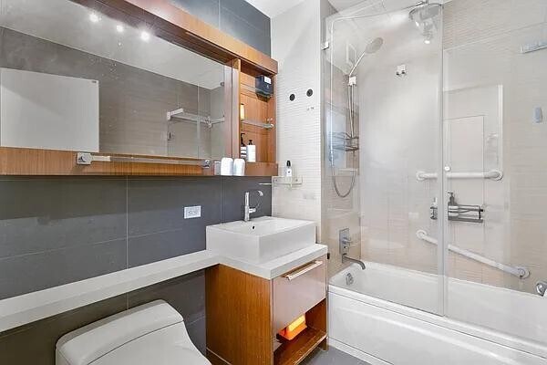 Building Photo - 305 W 16th St