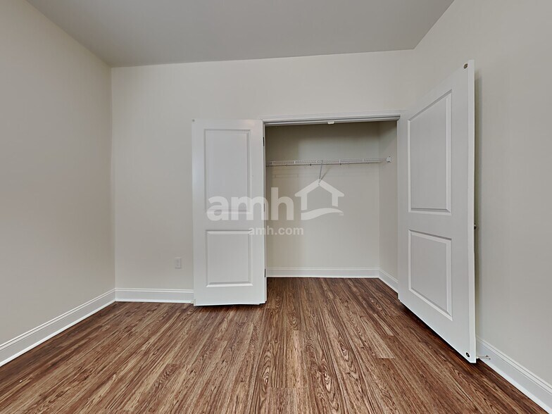 Building Photo - 118 Thatchet Dr