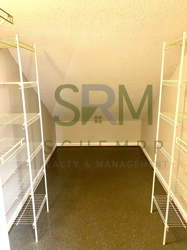 Building Photo - Spacious Second Floor 1BR in Portland