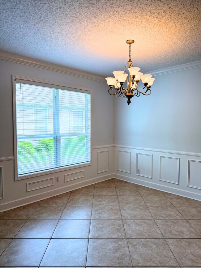 Building Photo - 3/2 fenced in yard, landscaping included !