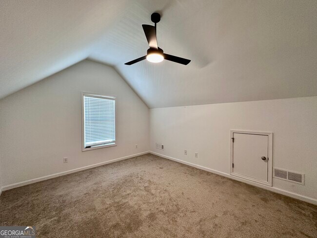 Building Photo - 728 Skyview Dr NE