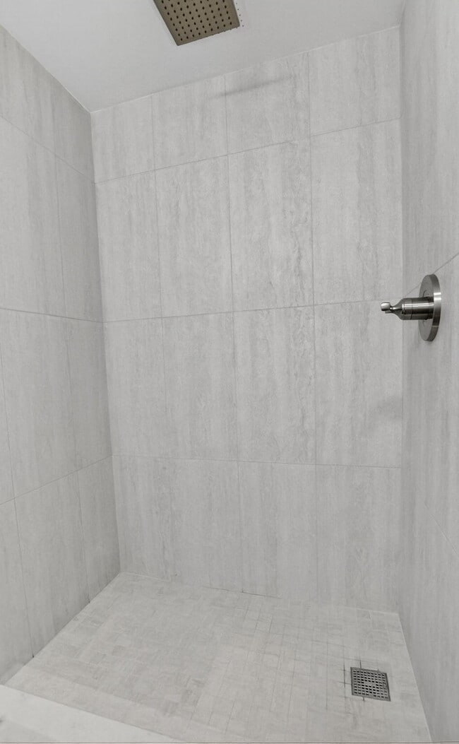 Building Photo - 1010 NE 8th Ave