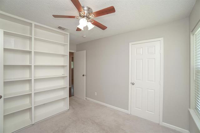 Building Photo - 302 Rosemary Ln