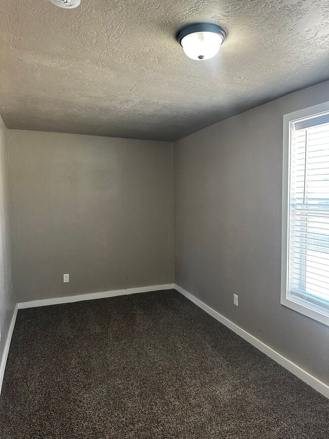 Building Photo - Great INKOM Property. One Bedroom One Bathroom