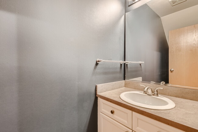 Building Photo - 2333 W Saint Paul Ave