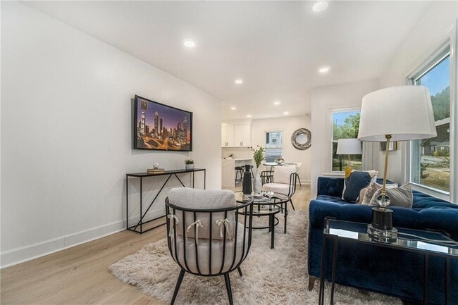 Building Photo - 2539 Glendale Cir SE