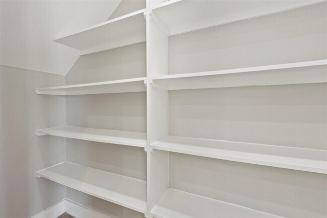 Building Photo - 5506 Pershing St