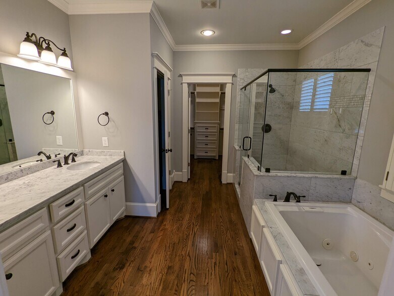 Building Photo - 722 E 29th St