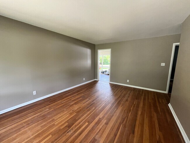 Building Photo - Beautiful 3 Bedroom 1.5 Bath House in Carmel