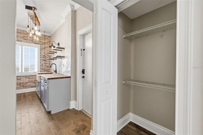 Building Photo - 2117 W Dekle Ave