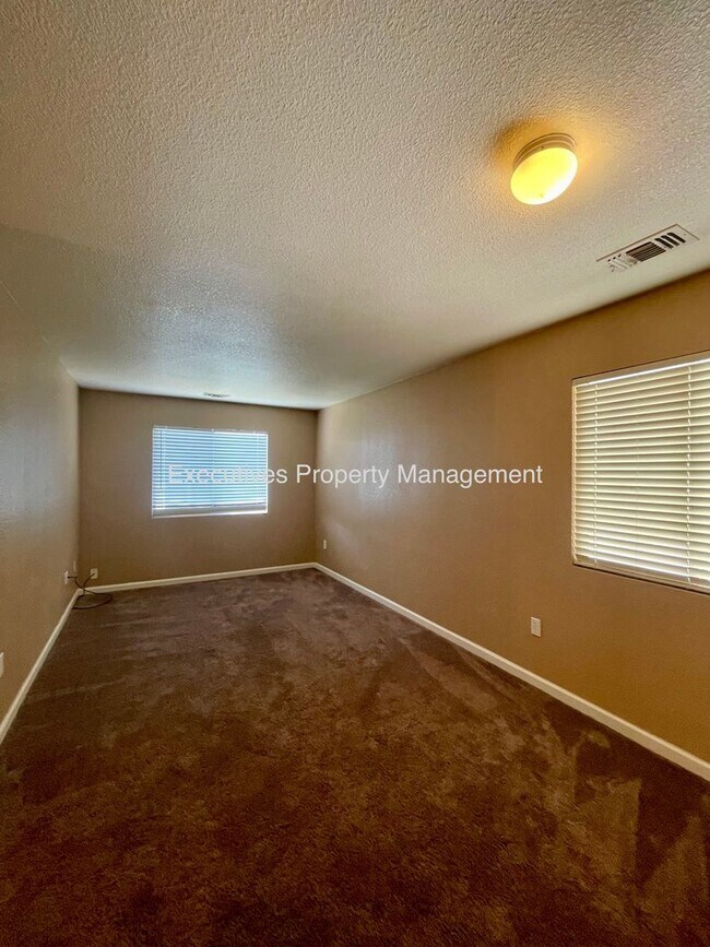 Building Photo - Available Now || 565 Peach Dr Chowchilla