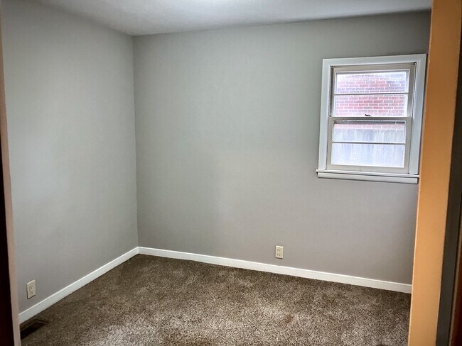 Building Photo - 338 W 4th St