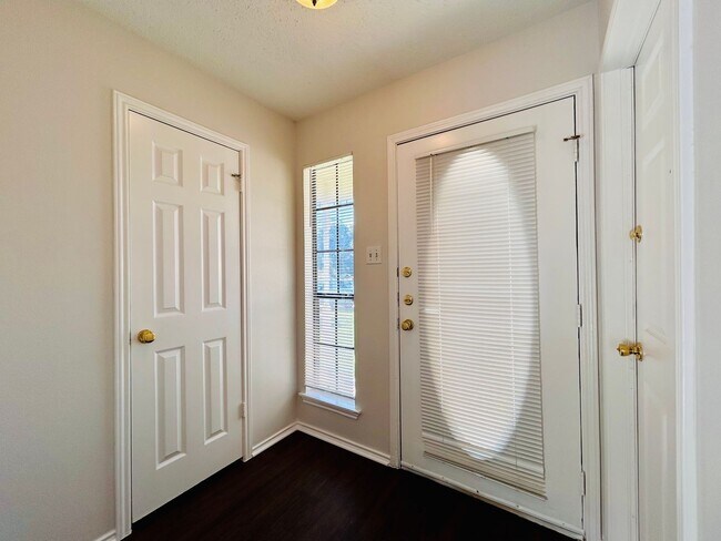 Building Photo - 9303 Kempler Dr