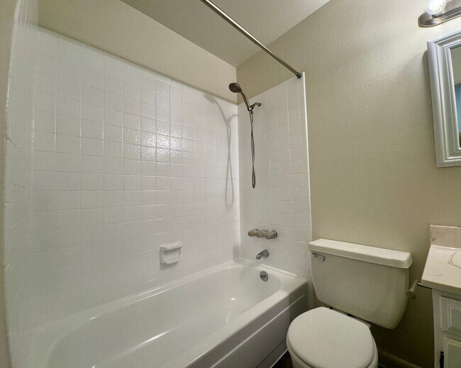 Building Photo - Beautiful 5 bedroom 2.5 bathroom home available NOW!!!