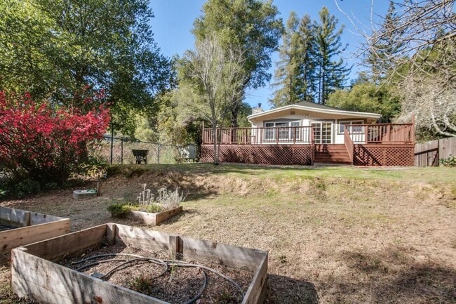 Building Photo - Mountain Living / Easy Commute Location