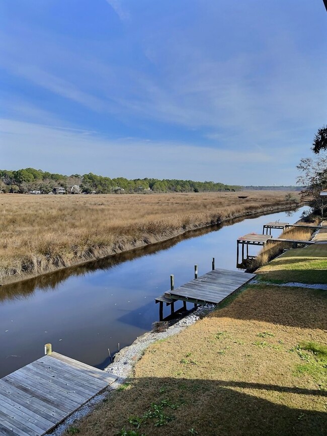 Building Photo - Fully furnished 2-bedroom house on the bayou