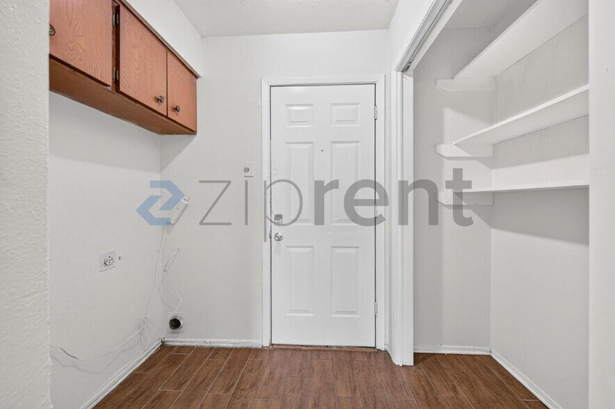 Building Photo - Unit