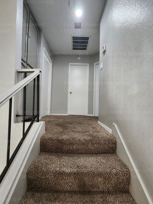 Building Photo - Charming 3 bedrooms/ 2.5 bathroom home.